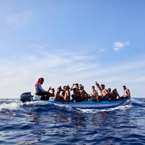 Eine Gruppe von etwa 17 Geflüchteten aus Chebba (Tunesien) fährt in einem Fischerboot durch das Mittelmeer in Richtung der italienischen Insel Lampedusa.