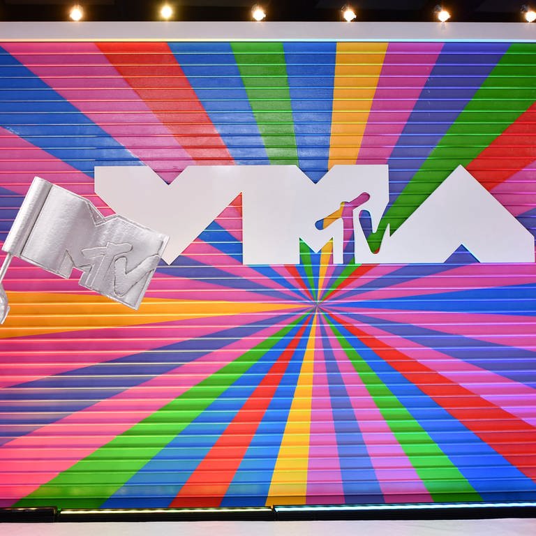 Eine Statue des MTV Moon Man erscheint auf dem roten Teppich der MTV Video Music Awards in New York. Die MTV Video Music Awards 2023 finden am Dienstagabend, 12.09.2023 im Prudential Center in Newark, New York statt und feiern 50 Jahre Hip-Hop mit einer mit Stars besetzten, generationsübergreifenden Abschlussveranstaltung.