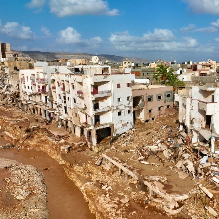 Zerstörte Häuser in der verwüsteten Hafenstadt Darna. Hilfe aus Deutschland ist nach den Überschwemmungen in Libyen aus Deutschland utnerwegs.