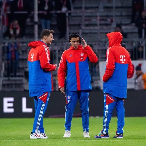Spiele, Interviews - und noch mehr? Sky und DAZN fordern noch mehr Bundesliga-Inhalte. Im Bild zu sehen sind drei Spieler vom FC Bayern München.