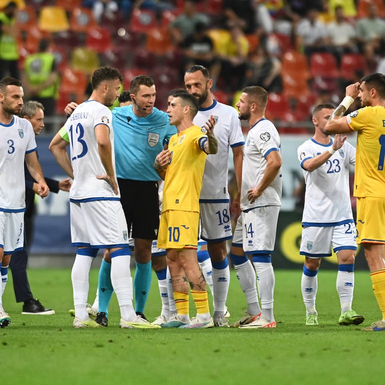 Schiedsrichter unterbricht Spiel zwischen Rumänien und dem Kosovo wegen diskriminierenden Bannern von rumänischen Fans.