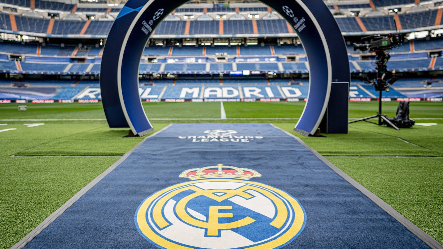 Blick auf den Rasen ins Stadion von Real Madrid (Foto: IMAGO, IMAGO / motivio)
