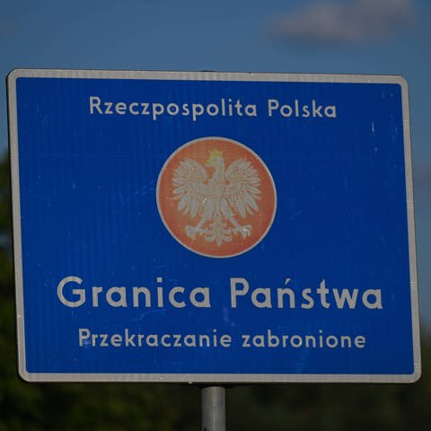Es ist ein Schild an der Grenze zwischen Polen und Belarus zu sehen. (Foto: IMAGO, NurPhoto)
