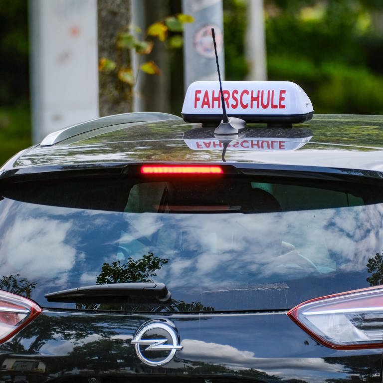 Fahrschulauto: Die EU plant neue Regeln für den Führerschein. (Foto: IMAGO, IMAGO / Michael Gstettenbauer)