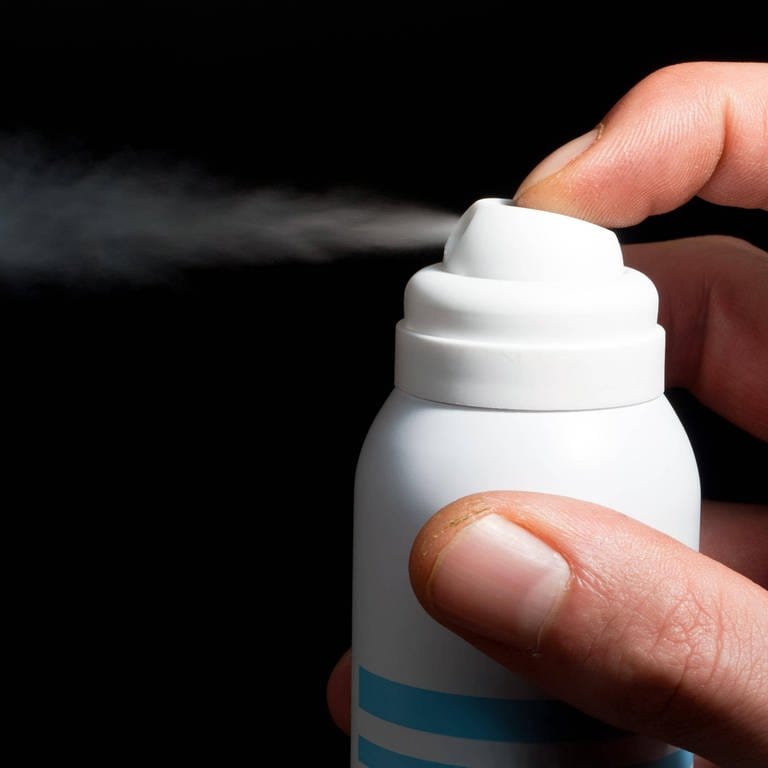 Eine Deo-Spray-Dose. Das Bundesinstitut für Risikobewertung warnt vor der Deo-Challenge auf TikTok.