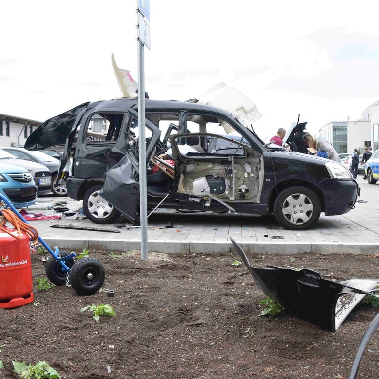 In Mannheim ist am Freitag ein Auto explodiert. Der Fahrer hatte richtig Glück.