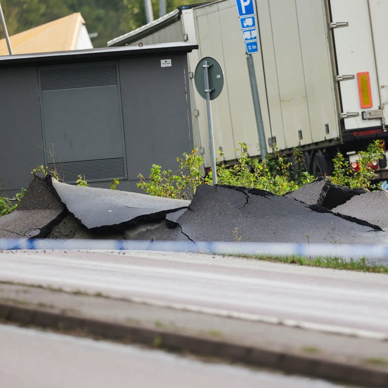 In Schweden ist nach einem Erdrutsch eine Straße eingebrochen. (Foto: dpa Bildfunk, picture alliance/dpa/TT News Agency/AP | Adam Ihse)