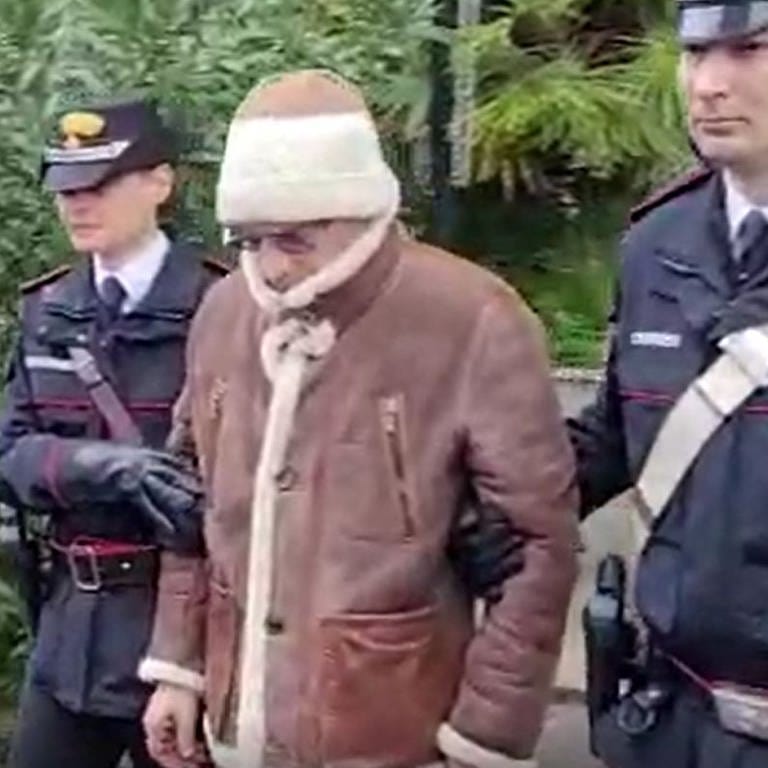 Matteo Messina Denaro, Chef der sizilianischen Cosa Nostra, wird nach seiner Festnahme von der Polizei begleitet. Der Mafiaboss ist jetzt im Krankenhaus gestorben. (Foto: dpa Bildfunk, picture alliance/dpa/Comando Generale Carabinieri | -)