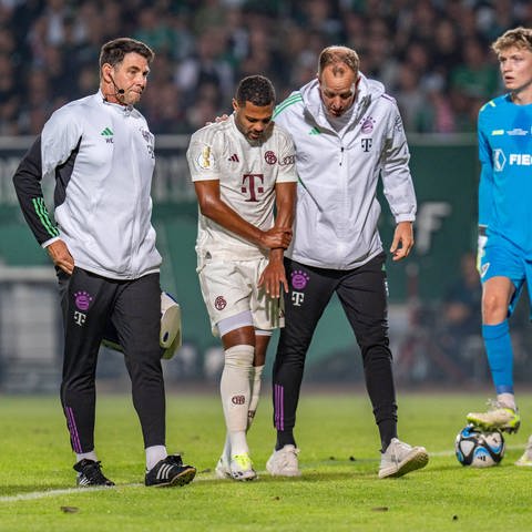 Bayern-München-Spieler Serge Gnabry verlässt mit einem gebrochenen Unterarm den Platz.