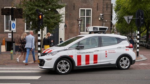 Scan-Autos liefern in der Innenstadt von Amsterdam Bilder von Fahrzeugen und deren Nummernschilder an Rechenzentren.