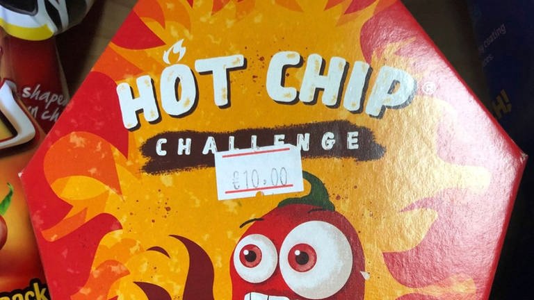 Eine "Hot Chip"-Verpackung. Den extremen scharfen Chip zu essen, ist ein gefährlicher Trend auf Social Media.