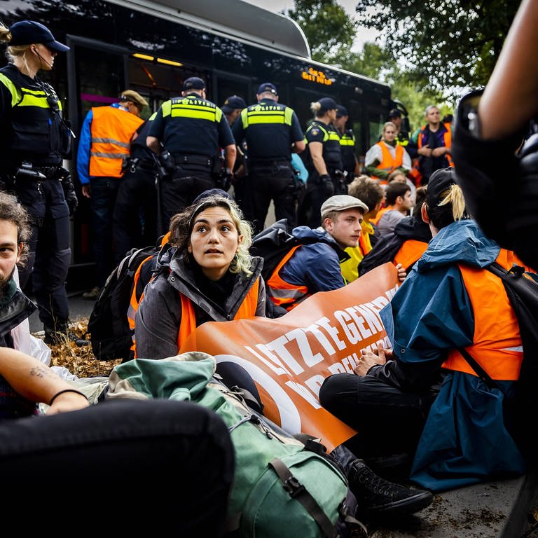 Die Klimaaktivisten der Gruppe "Letzte Generation" schließen sich Protesten in Den Haag an (Foto: IMAGO, IMAGO / ANP)