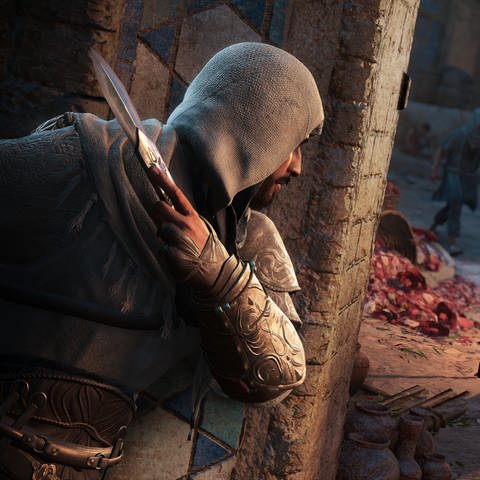 Der Hauptcharakter von Assassin's Creed Mirage lauert zwei gegnern auf.