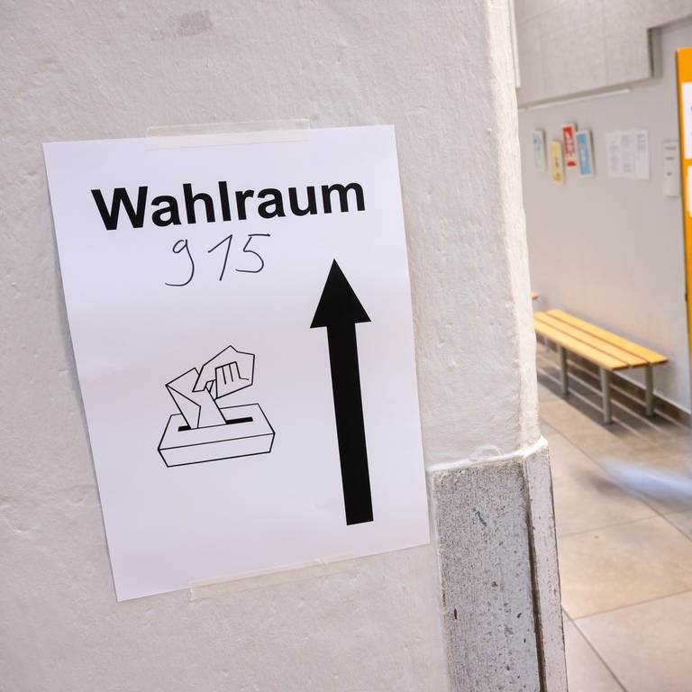 Eine Frau geht in einem Wahllokal im Stadtteil Neuhausen zu ihrem Wahlraum. In Bayern findet am Sonntag die Wahl zum 19. Bayerischen Landtag statt.