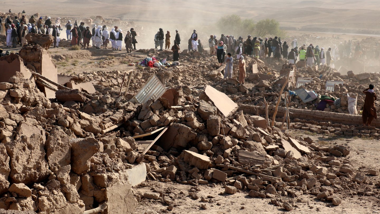 Afghanische Männer suchen nach einem Erdbeben in der Provinz Herat im Westen Afghanistans nach Opfern. (Foto: dpa Bildfunk, picture alliance/dpa/AP | Omid Haqjoo)