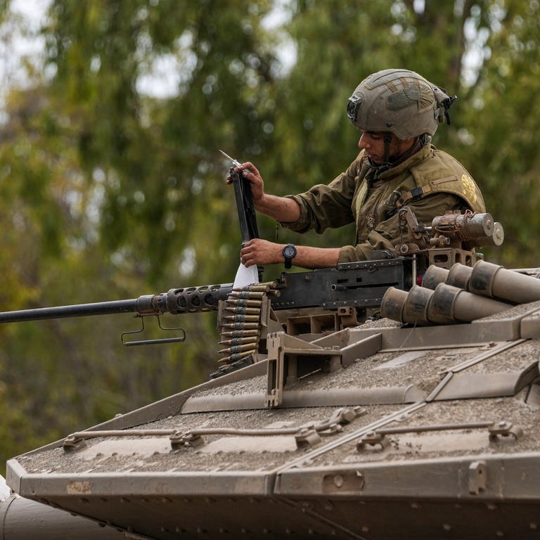 Ein israelischer Soldat arbeitet an einem Panzer in der Nähe der israelischen Grenze zum Gazastreifen. Die Kämpfe zwischen israelischen Soldaten und islamistischen Hamas-Kämpfern im Grenzgebiet zum Gazastreifen gehen weiter.