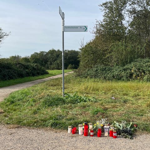 Fundort des Toten auf einem Feldweg in Bingen. Menschen haben Kerzen zum Gedenken an den Wegrand gestellt. (Foto: SWR, Christian Bongers)