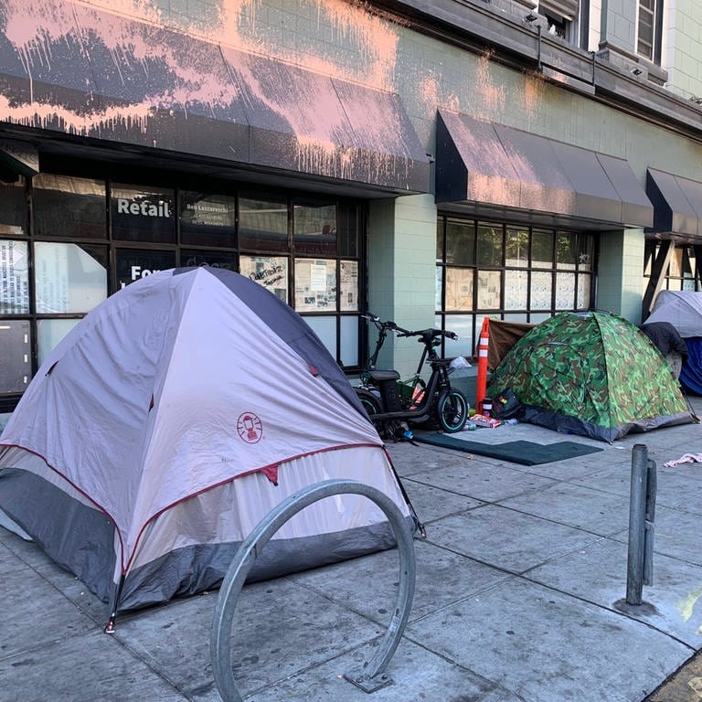 Zelte von Obdachlosen in den Straßen von San Francisco - die Stadt vergibt bedingungslose Grundeinkommen an Bedürftige.