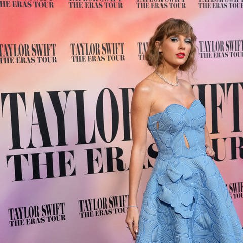 Taylor Swift posiert im blauen Abendkleid bei der Premiere ihres Films "Taylor Swift: The Eras Tour" in Los Angeles.