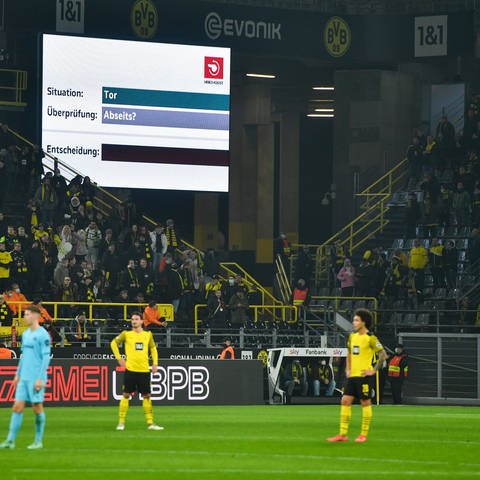 Die Spieler warten auf dem Platz die Entscheidung des Video-Schiedsrichters ab. Der DFB plant ein neues Format mit dem VAR.  (Foto: dpa Bildfunk, picture alliance/dpa | Bernd Thissen)