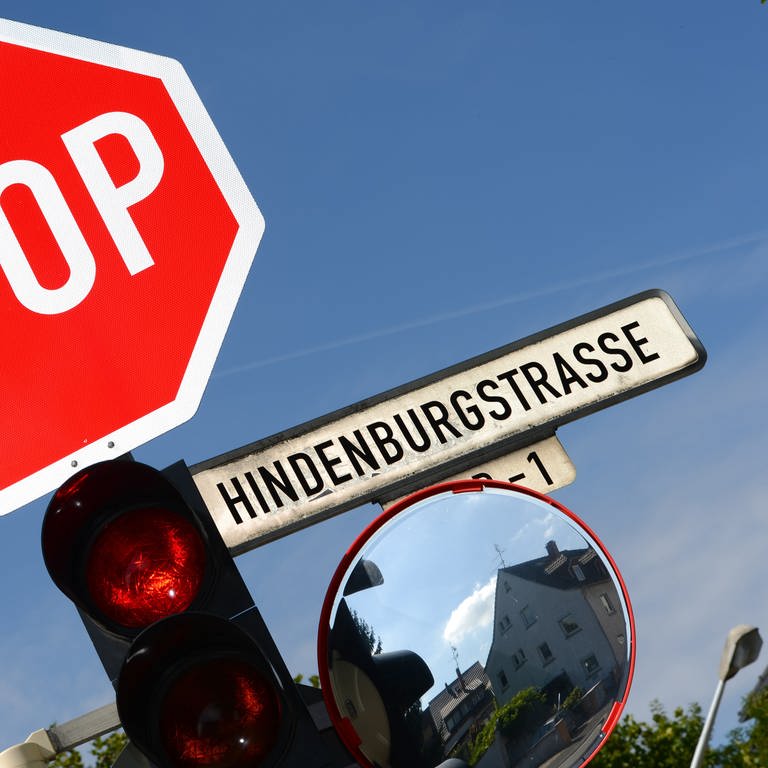 Ein Straßenschild mit der Aufschrift "Hindenburgstrasse".  (Foto: dpa Bildfunk, Picture Alliance)