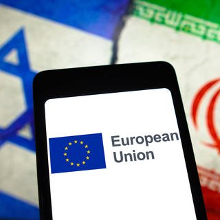 Iran- und Israelflaggen mit EU in der Mitte (Foto: IMAGO, IMAGO / SOPA Images)