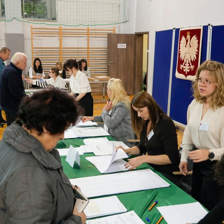 Menschen stimmen in Polen für ein neues Parlament ab (Foto: dpa Bildfunk, picture alliance/dpa/AP | Czarek Sokolowski)