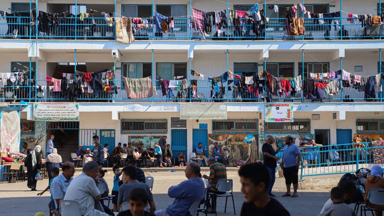Palästinenser sind vorübergehend in einer Schule im südlichen Gazastreifen untergekommen. Sie sind vor den Angriffen Israels geflohen.  (Foto: IMAGO, MEDIEN-ID:  0308643797  MEDIENGRÖSS:  4.000x2.666 Pixel  AUFNAHMEDATUM:  15.10.2023  BESCHREIBUNG:  (231015) -- GAZA, Oct. 15, 2023 -- Displaced Palestinians temporarily live in a school in the southern Gaza Strip city of Khan Younis, Oct. 15, 2023. The United Nations estimated that more than half a million people in the Gaza Strip were displaced from their residences, noting that the UN Agency for Palestine Refugees received about 64 percent of those displaced in 102 emergency shelters, with difficulties providing essential services. TO GO WITH Hamas-Israel conflict enters 2nd week amid warning of MEDIEN-ID:  0308643797  MEDIENGRÖSS:  4.000x2.666 Pixel  AUFNAHMEDATUM:  15.10.2023  BESCHREIBUNG:  (231015) -- GAZA, Oct. 15, 2023 -- Displaced Palestinians temporarily live in a school in the southern Gaza Strip city of Khan Younis, Oct. 15, 2023. The United Nations estimated that more than half a million people in the Gaza Strip were displaced from their residences, noting that the UN Agency for Palestine Refugees received about 64 percent of those displaced in 102 emergency shelters, with difficulties providing essential services. TO GO WITH Hamas-Israel conflict enters 2nd week amid warning of MEDIEN-ID:  0308643797  MEDIENGRÖSS:  4.000x2.666 Pixel  AUFNAHMEDATUM:  15.10.2023  BESCHREIBUNG:  IIMAGO / Xinhua231015) -- GAZA, Oct. 15, 2023 -- Displaced Palestinians temporarily live in a school in the southern Gaza Strip city of Khan Younis, Oct. 15, 2023. The United Nations estimated that more than half a million people in the Gaza Strip were displaced from their residences, noting that the UN Agency for Palestine Refugees received about 64 percent of those displaced in 102 emergency shelters, with difficulties providing essential services. TO GO WITH Hamas-Israel conflict enters 2nd week amid warning of IMAGO / Xinhua)