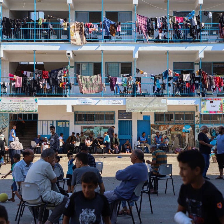 Palästinenser sind vorübergehend in einer Schule im südlichen Gazastreifen untergekommen. Sie sind vor den Angriffen Israels geflohen. 