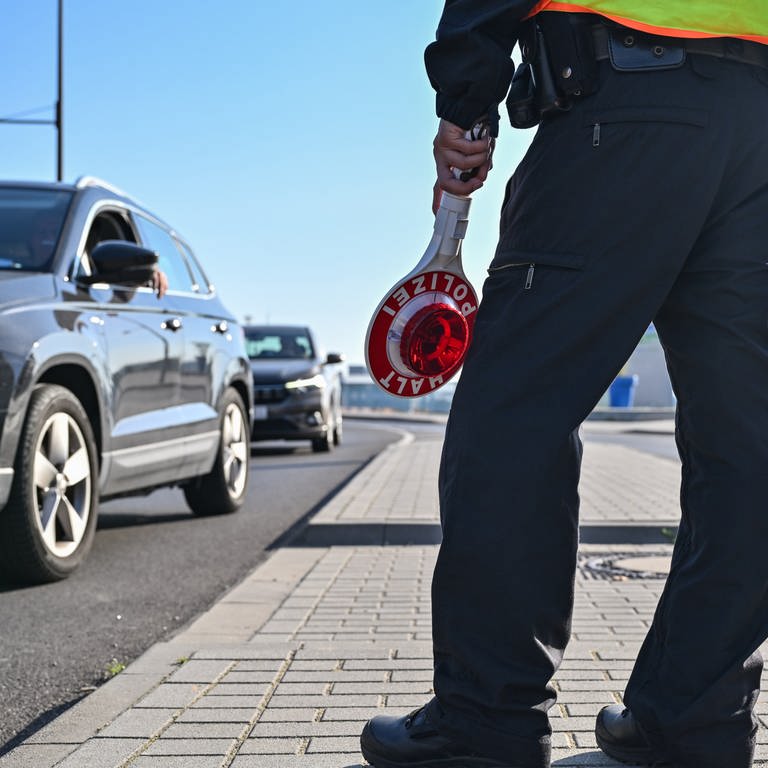 Ein Beamter der Bundespolizei steht am deutsch-polnischen Grenzübergang Stadtbrücke bei einer Kontrolle gegen die Schleuserkriminalität
