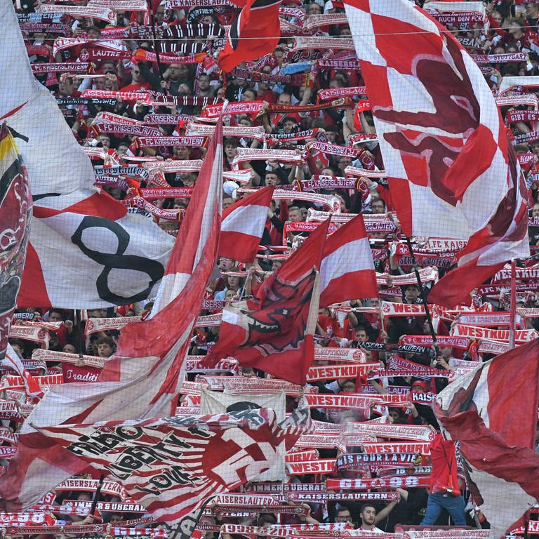 Fußballfans des 1. FC Kaiserslautern mit Fahnen im Fritz-Walter-Stadion (Foto: IMAGO, IMAGO / Werner Schmitt)