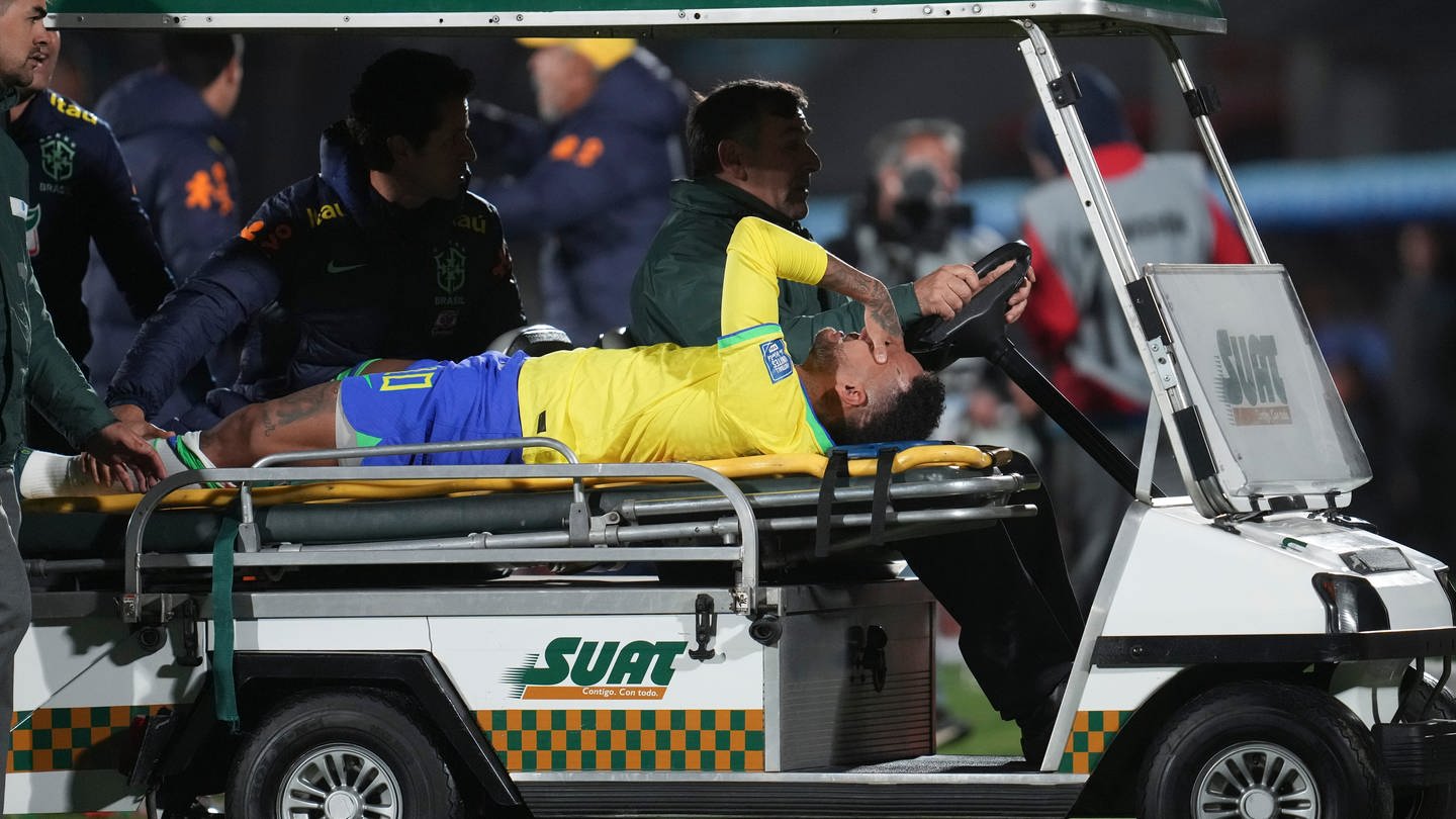 Neymar hat sich sein Kreuzband gerissen. Die Diagnose haben die Ärzte bestätigt. (Foto: dpa Bildfunk, picture alliance/dpa/AP | Matilde Campodonico)