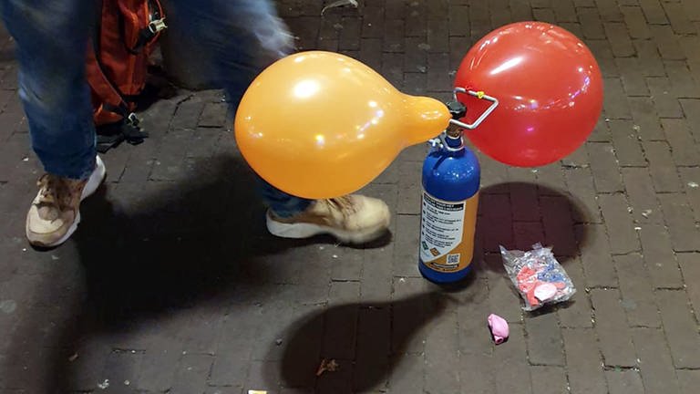 Luftballons mit Lachgas: Das Gas wird immer häufiger zur Party-Droge bei Jugendlichen. (Foto: dpa Bildfunk, picture alliance/dpa | Annette Birschel)
