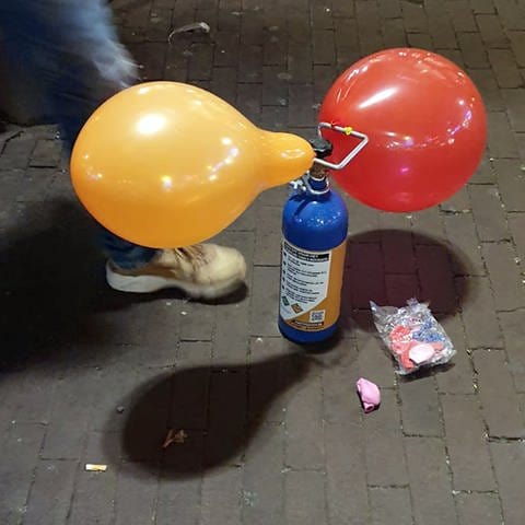 Luftballons mit Lachgas: Das Gas wird immer häufiger zur Party-Droge bei Jugendlichen.