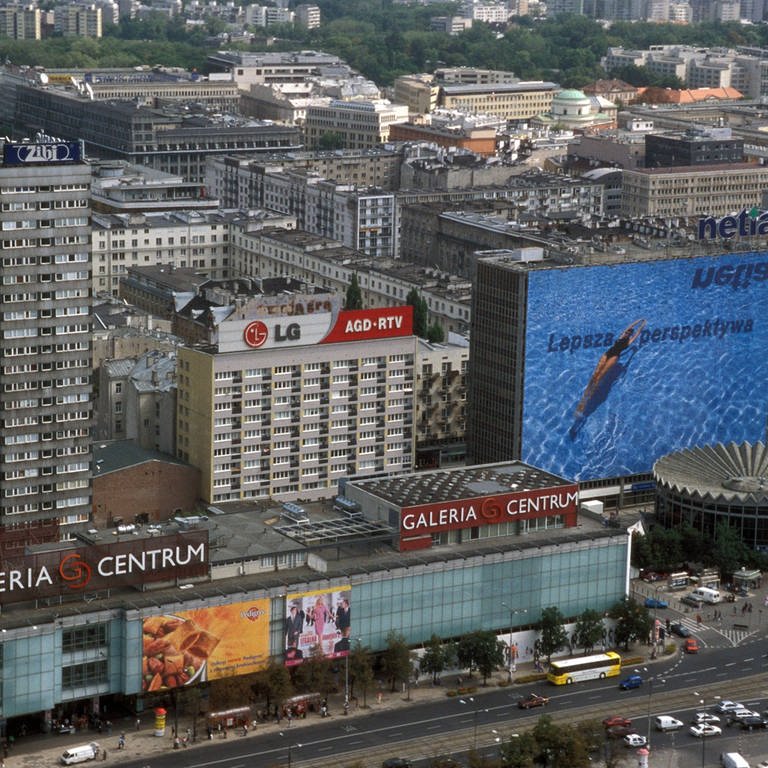 Ausblick von einer Aussichtsplattform des Kulturpalasts auf das Kaufhaus Galeria Centrum in Warschau. (Foto: IMAGO, IMAGO / Rüttimann)