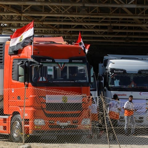 Erste Lkw mit Hilfsgütern überqueren die Grenze von Ägypten in den Gazastreifen.