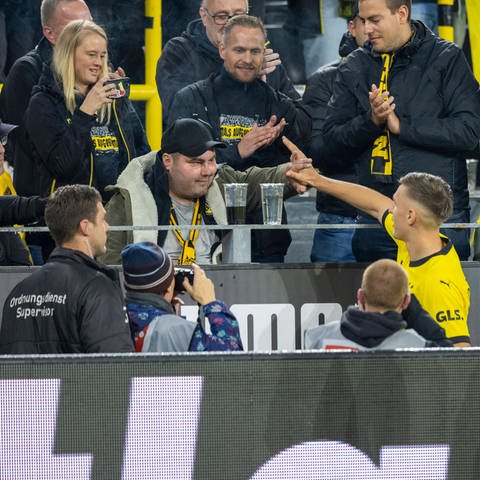 BVB-Fan Marcel wird von den Dortmund-Spielern begrüßt. Marcel hat einen Tumor, der BVB unterstützt seine Behandlung.