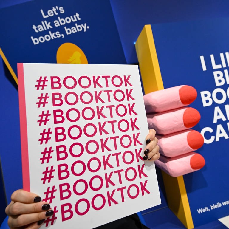 Das Thema Booktok wird auf der Frankfurter Buchmesse an einem Stand visualisiert. (Foto: dpa Bildfunk, picture alliance/dpa | Arne Dedert)