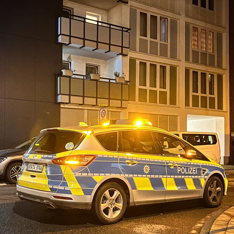 Die Polizei arbeitet in einem Haus in Duisburg. Spezialkräfte der Polizei haben einen Mann festgenommen, es geht um einen Terrorverdacht.