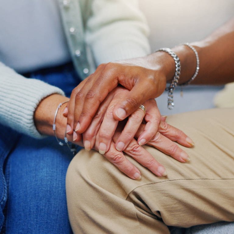 Eine Person hält die Hand eines Therapeuten (Foto: IMAGO, IMAGO / Zoonar II)