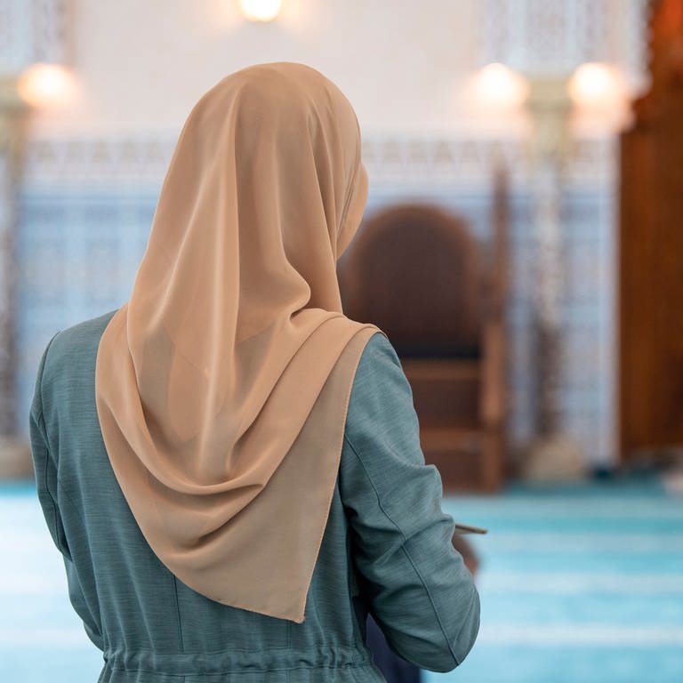 SYMBOLBILD: Eine Muslima mit einem Kopftuch steht als Besucherin im Gebetsraum der Abu Bakr-Moschee.