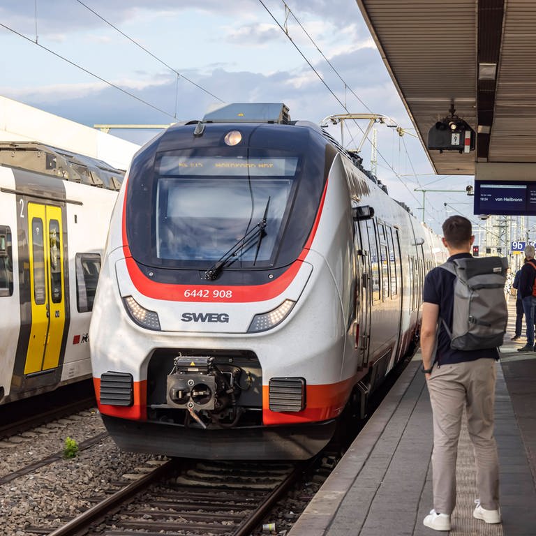 Ein Regionalexpress steht am Bahnhof in Mannheim. (Foto: IMAGO, IMAGO / Arnulf Hettrich)