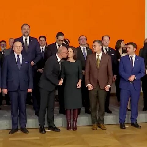 Kroatiens Außenminister Gordan Grlic-Radman versucht beim Gruppenfoto Annalena Baerbock einen Kuss zu geben. 