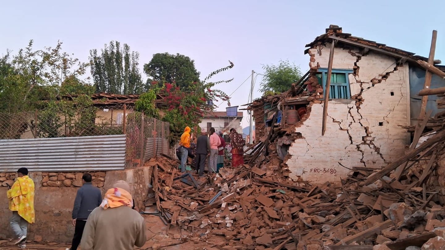 Ein von RSS erhaltenes Bild zeigt Menschen, die nach dem Erdbeben in Thaple in Jajarkot im äußersten Westen Nepals nach ihren Habseligkeiten in den Trümmern suchen. Nach einem Erdbeben der Stärke 6,4, das den Westen Nepals erschütterte sind viele Menschen ums Leben gekommen und viee weitere verletzt worden. Das Erdbeben mit dem Epizentrum im Bez... (Foto: dpa Bildfunk, picture alliance/dpa/ZUMA Press Wire | Sunil Sharma)