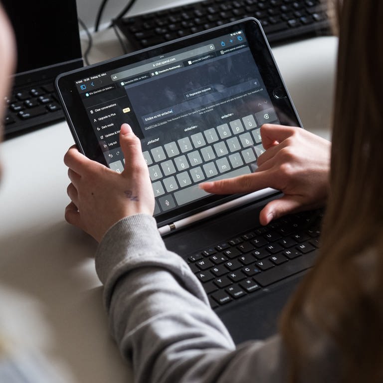 Eine Schülerin nutzt das Programm ChatGPT auf einem Tablet in einem Workshop. 