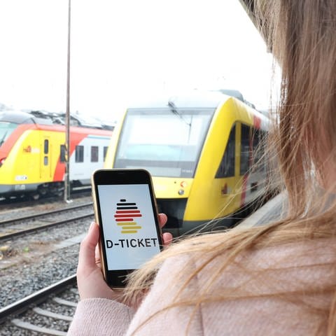 Deutschlandticket auf dem Handy - auch 2024 soll man im Nahverkehr in Deutschland mit einem Ticket fahren können.