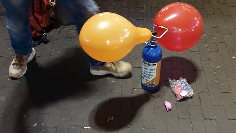 Ein Straßenhändler verkauft mit Lachgas gefüllte Luftballons in Amsterdam am Rembrandtplein, einem Vergnügungsviertel. (Foto: dpa Bildfunk, picture alliance/dpa | Annette Birschel)