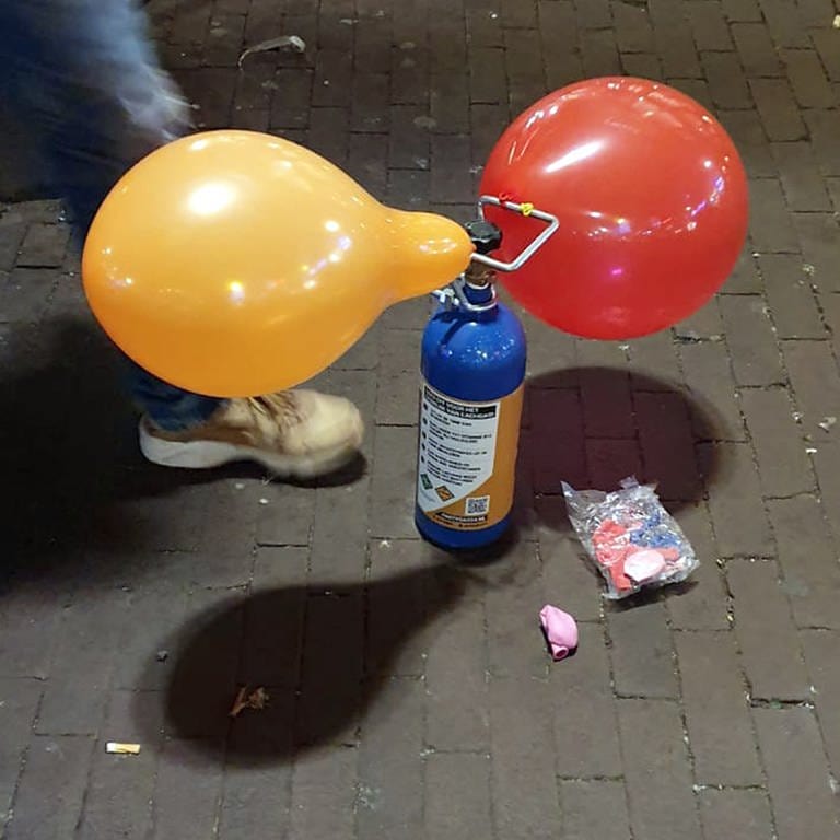 Ein Straßenhändler verkauft mit Lachgas gefüllte Luftballons in Amsterdam am Rembrandtplein, einem Vergnügungsviertel.