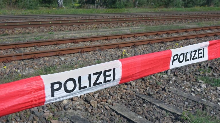 Absperrband der Polizei vor Gleisen: In Bobenheim-Roxheim wurde ein 19-Jähriger tot neben Bahngleisen gefunden (Symbolbild)