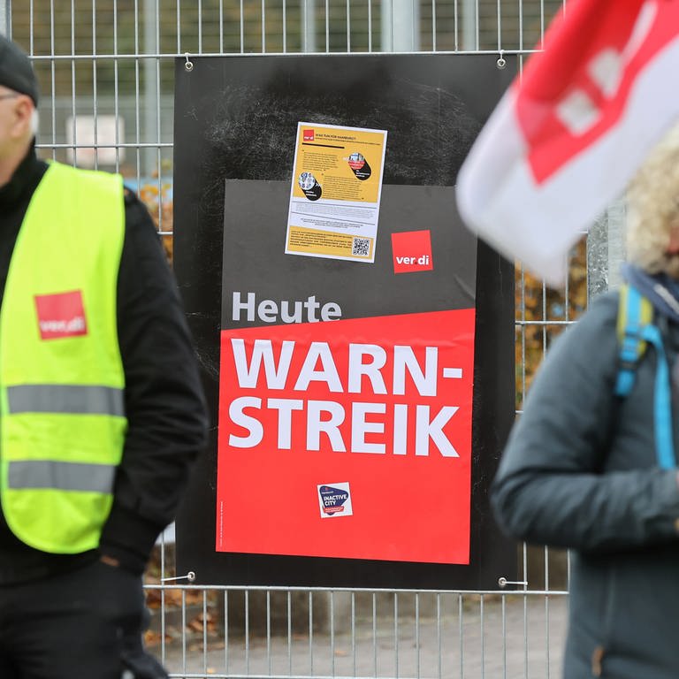 SYMBOLBILD: Plakate und Transparente hängen bei einem Warnstreik der Sportplatzwarte am Zaun an einem Sportplatz in Hamburg.